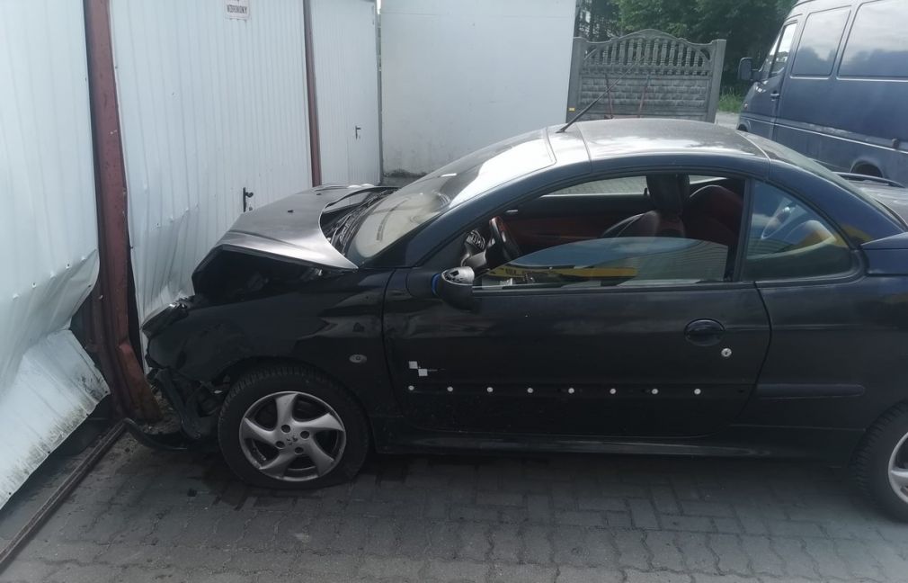 "Demolka" w Rogóźnie. Wjechała w znak, zaparkowane auto i garaż