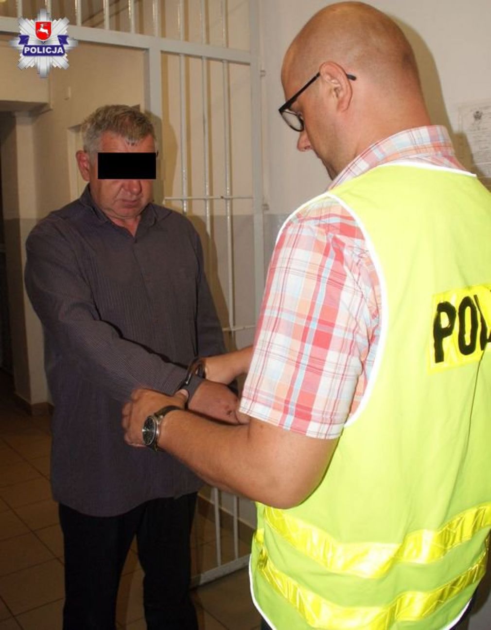 52-latek po udzieleniu mu pomocy medycznej trafił do policyjnego aresztu, foto: Policja