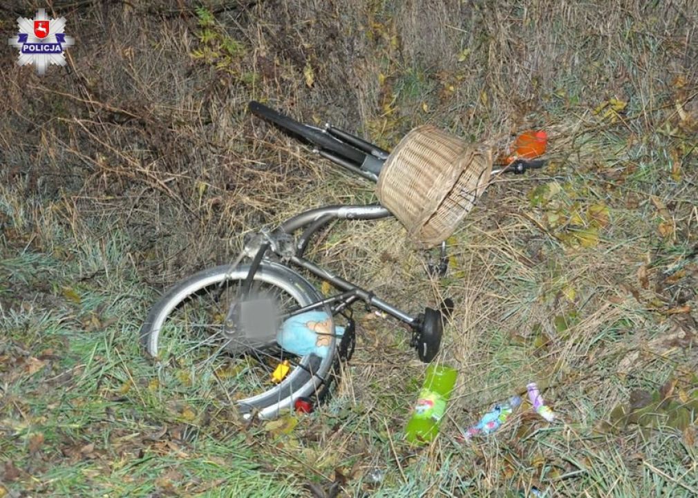 Kierowca forda zaczepił bokiem o wyprzedany rower, foto: Policja