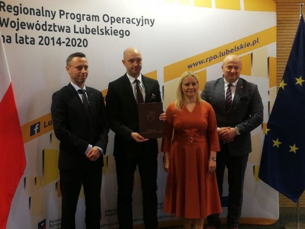 Umowę na dofinansowanie zadania odebrał zastępca prezydenta Zamościa, foto: UM Zamość