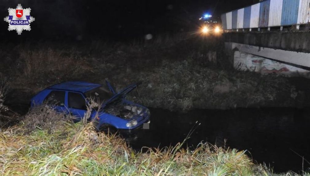 Pojazd wpadł w poślizg, zjechał na pobocze, otarł się o barierkę mostu i wjechał do rzeki, foto: Policja