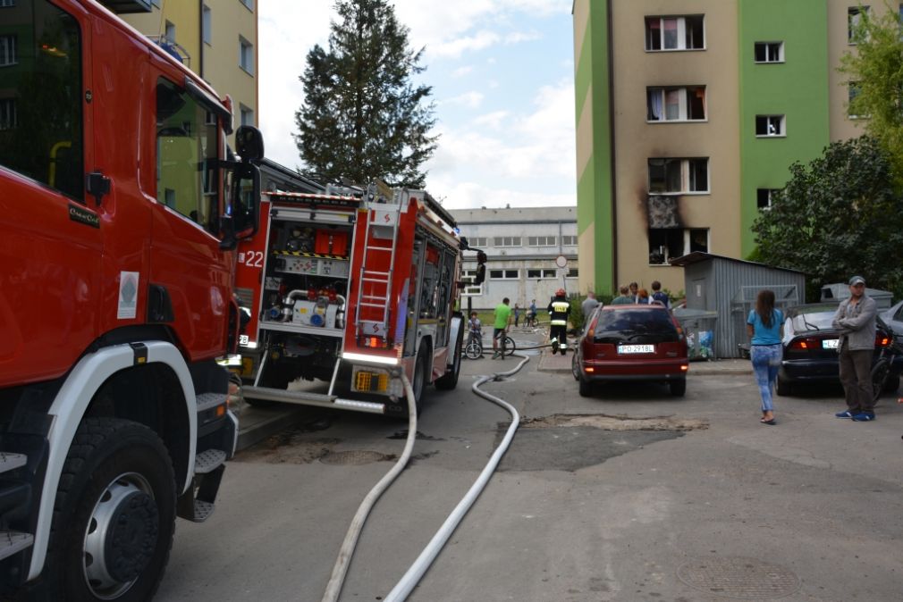 Spłonęło mieszkanie na Pewiaków w Zamościu, foto: PSP Zamość
