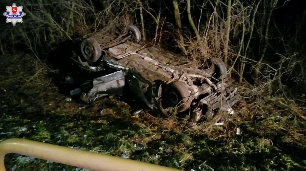 Przybyli na miejsce strażacy wydostali poszkodowanych z wraku, foto :Policja