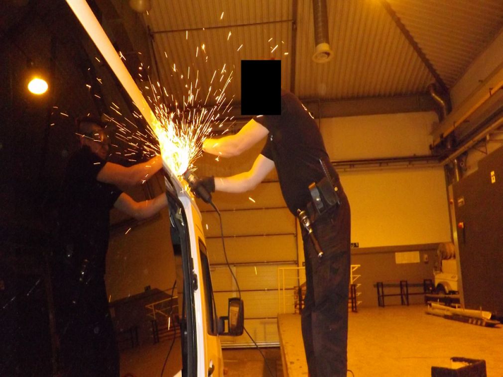 Aby wydobyć „trefny” towar funkcjonariusze byli zmuszeni użyć narzędzi do cięcia metalu, foto: KAS, materiał nadesłany