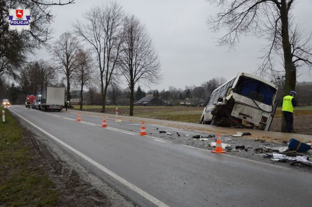 Siła uderzenia była tak silna, że autobus został wyrzucony z drogi, foto: Policja
