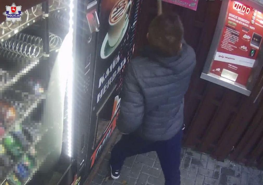 Mężczyzna siekierą uszkodził kamerę zainstalowaną przy automacie, foto: Policja