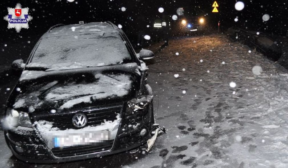 Policjanci ustalili, że 61-latek z Biłgoraja kierując VW Passatem na łuku zaśnieżonej jezdni stracił panowanie nad pojazdem, foto: Policja