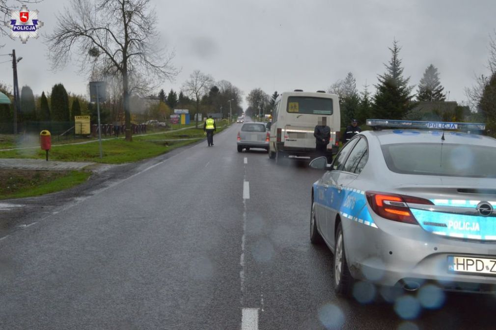 Opel potrącił 12-letnią dziewczynkę, która nagle wbiegła na jezdnię, foto: Policja (materiał nadesłany)
