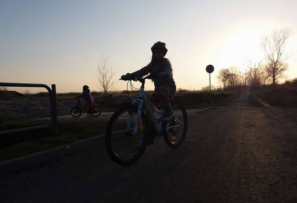 Asfalt pojawił się również na chodniku przy ul. Wyszyńskiego, foto: zdjęcie poglądowe