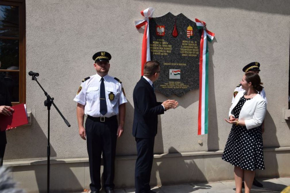 Odsłonięto tablicę upamiętniającą pomoc, jakiej mieszkańcy Zamościa udzielili Węgrom, foto: UM Zamość