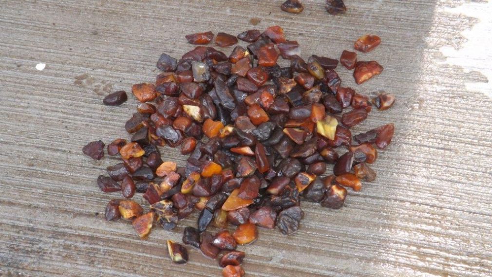 Jantar ukryty był w podszybiu osobowego Chryslera, foto: archiwum KAS, materiał nadesłany