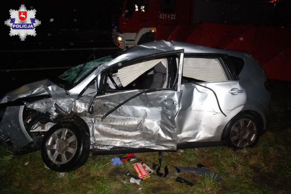 Kierowca osobówki zginął na miejscu, foto: Policja