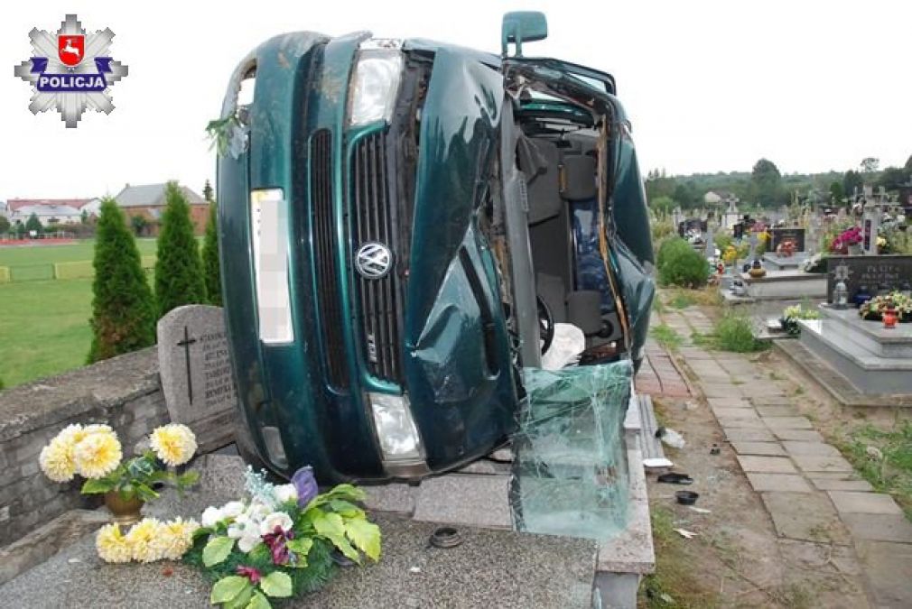 Uszkodzonych zostało 7 nagrobków, foto: Policja