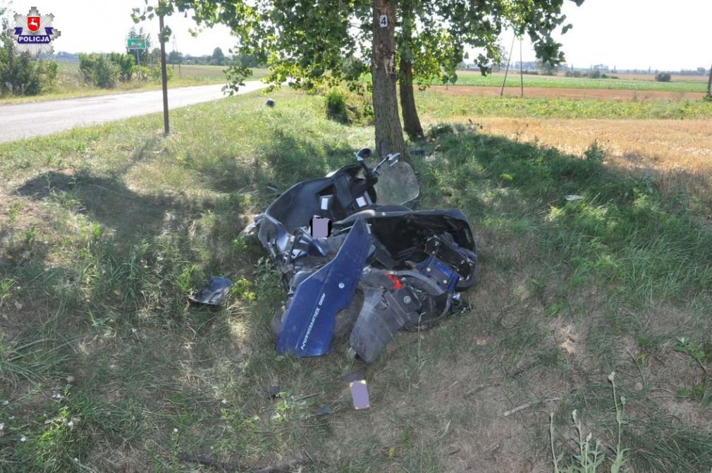  19-letni kierowca skutera na łuku drogi stracił panowanie nad pojazdem, zjechał do rowu i uderzył w drzewo, foto: Policja