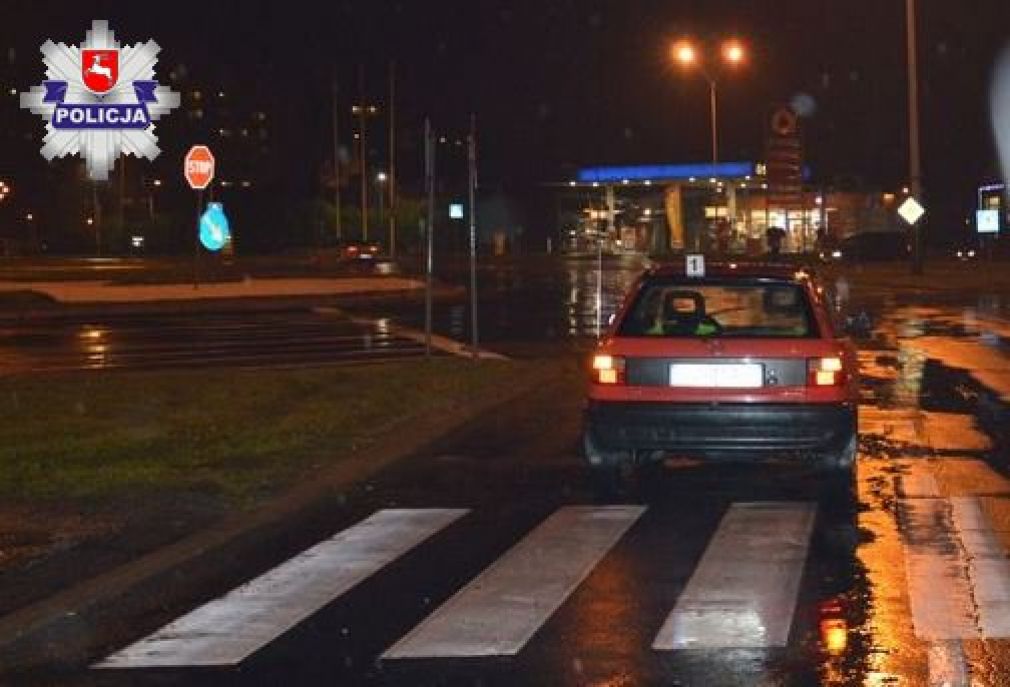 Kierujący oplem 61-letni mieszkaniec Zamościa nie ustąpił pierwszeństwa pieszym znajdującym się na przejściu, foto: Policja