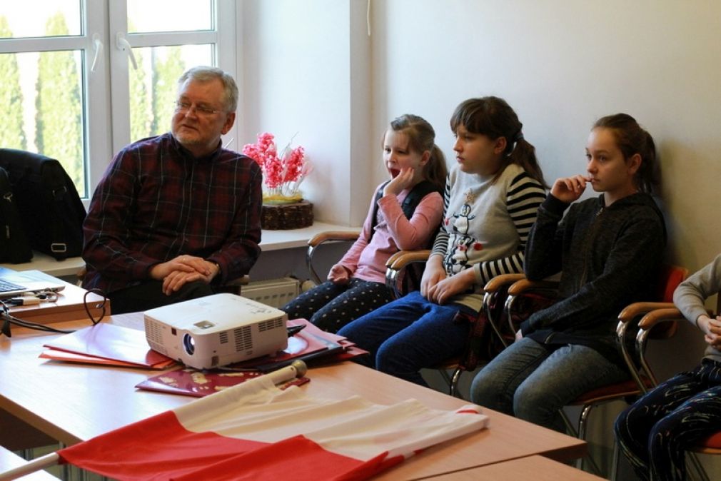 Marek Kwiecień przeprowadził krótką pogadankę na temat historii barw narodowych Polski, foto: materiał nadesłany
