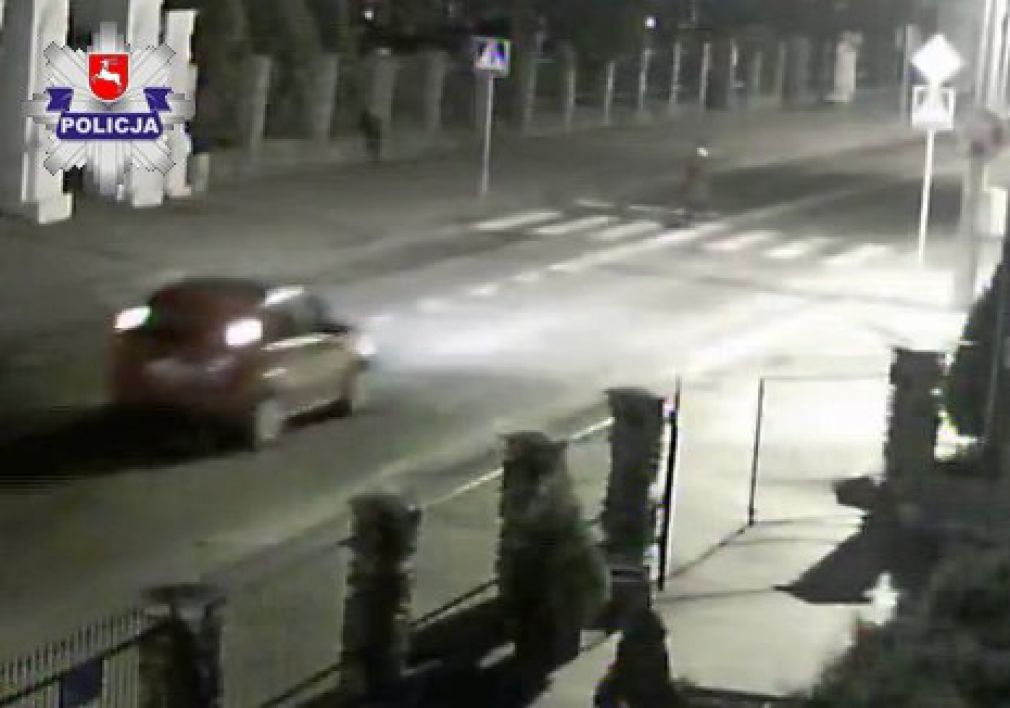 W przechodzącą przez przejście 70-latkę z Biłgoraja uderzył ford, foto: Policja