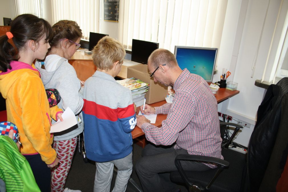 Wszyscy uczestnicy spotkania mieli możliwość zakupu książek z autografem autora, foto: mateiał nadesłany