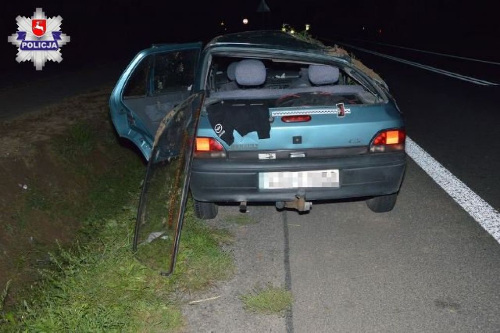 Renault clio wpadł do rowu i dachował, foto: Policja