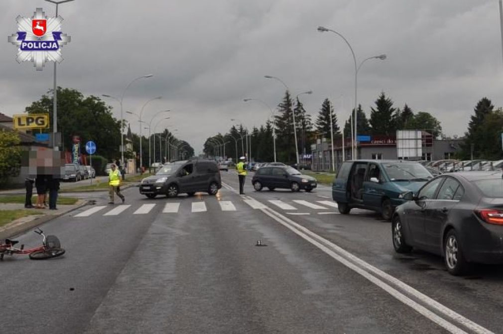 W wyniku zdarzenia rowerzysty doznał licznych obrażeń, karetką pogotowia został przewieziony do szpitala, foto: Policja