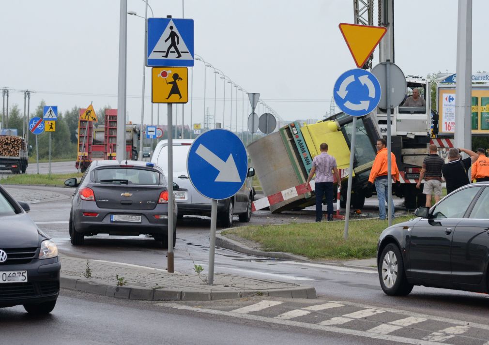  Walec spadł z lawety na jezdnię, foto: materiał redakcyjny