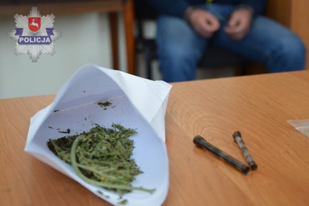  Policjanci znaleźli u 28-latka 26 "działek" marihuany, foto: Policja