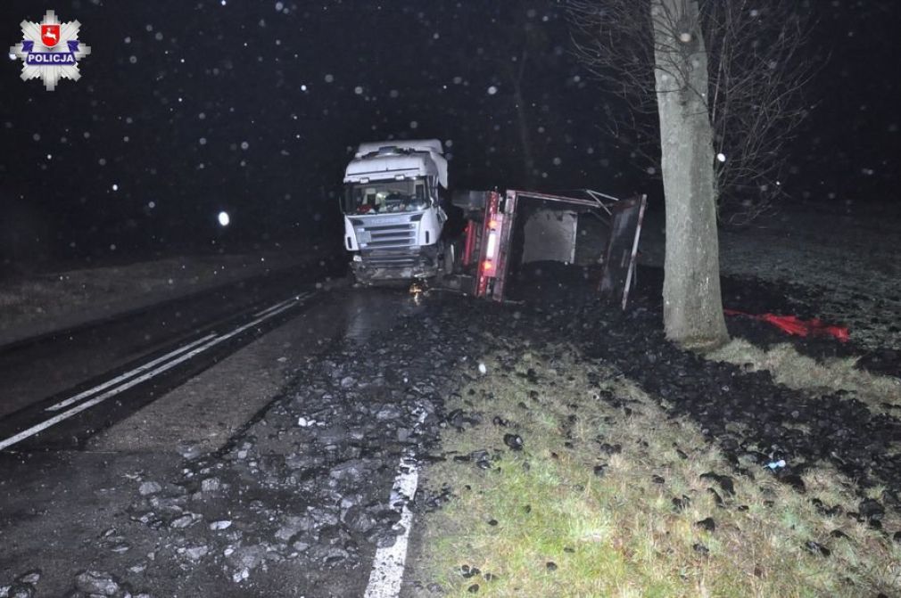 Kierujący podczas zderzenia został wyrzucony z pojazdu i z obrażeniami ciała trafił do szpitala, foto: Policja