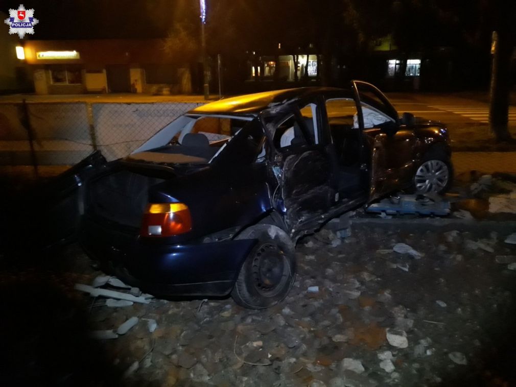 Pojazd uderzył w drzewo, a następnie wjechał w ogrodzenie jednej w przydrożnych posesji. foto: Policja
