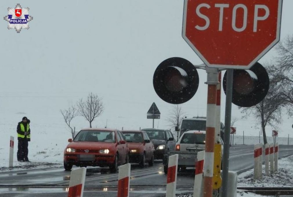 Funkcjonariusze sprawdzali, czy kierujący stosują się do znaków STOP, foto: Policja