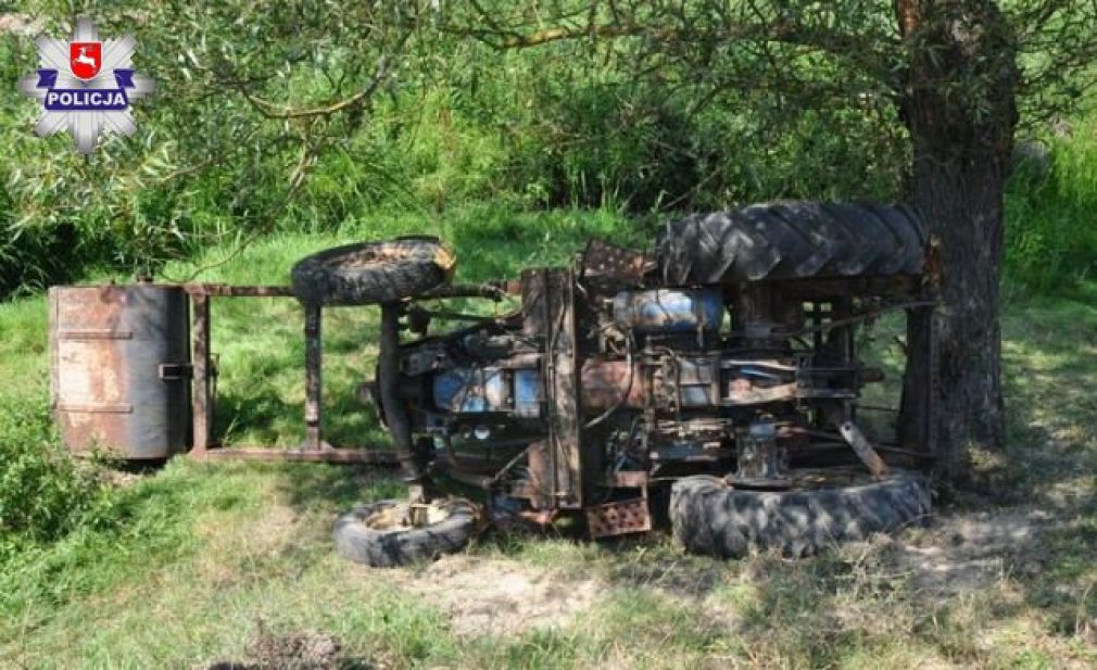 Ciagnik przewrócił się a mężczyzna został przygnieciony, foto: Policja