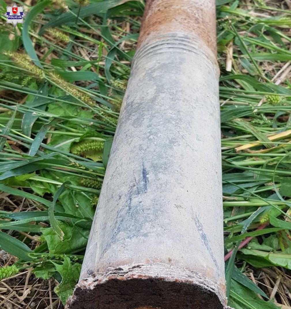  Niewybuch o długości ok. 30 cm. został ujawniony w czasie prace remontowych, foto: Policja