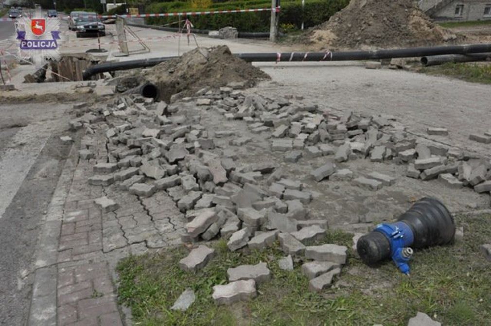 Około 3 metry kwadratowe kostki wyleciało w powietrze w różnych kierunkach, foto: Policja