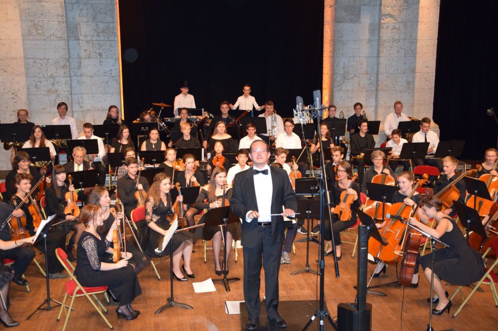 Próby orkiestry prowadzone przez trzech dyrygentów reprezentujących każdy kraj, nas reprezentował Łukasz Sidoruk, foto: materiał nadesłany