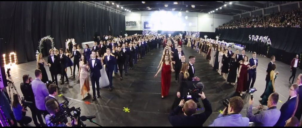 Zamość: Zobacz poloneza w wykonaniu uczniów III LO [WIDEO]