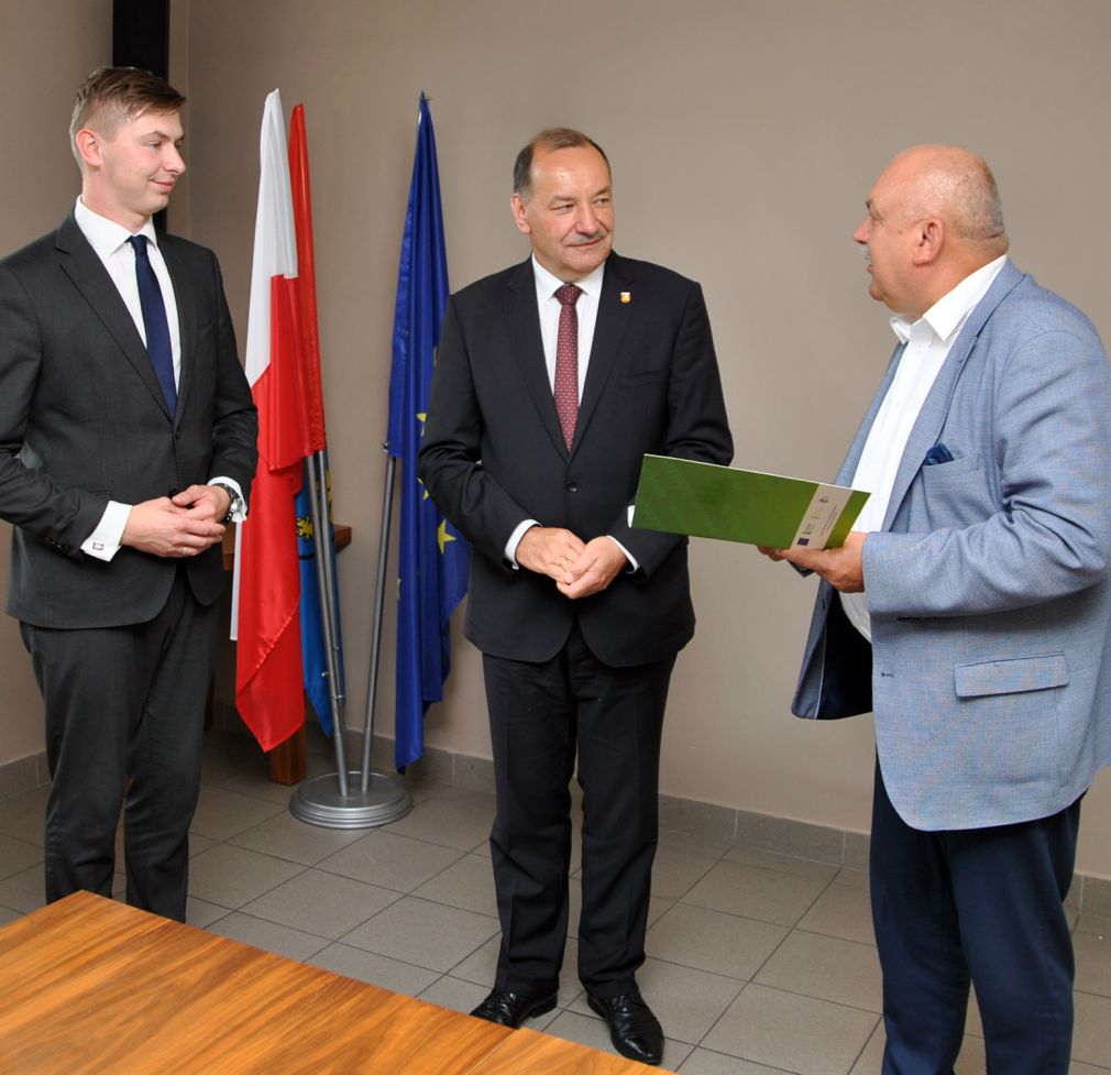 Podpisanie umowy o dofinansowanie unijne budowy wodociągu w Płoskiem odbyło się 19 lipca w Starostwie Powiatowym w Zamości, źródło: gminazamosc.pl  